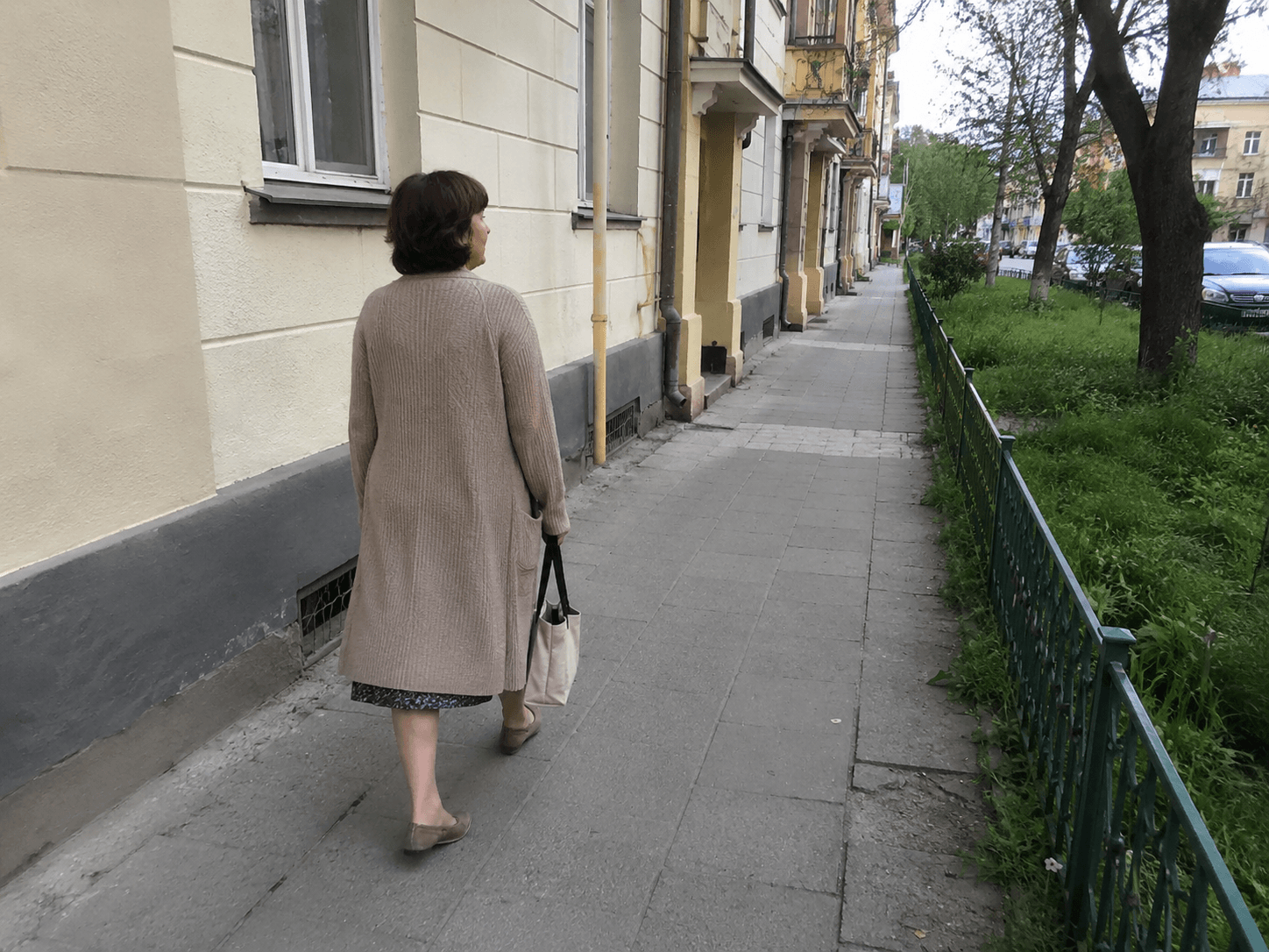 Апарат за кръвно налягане до чаша топла вода и течна канела — сутрешен ритуал на граничен хипертоник